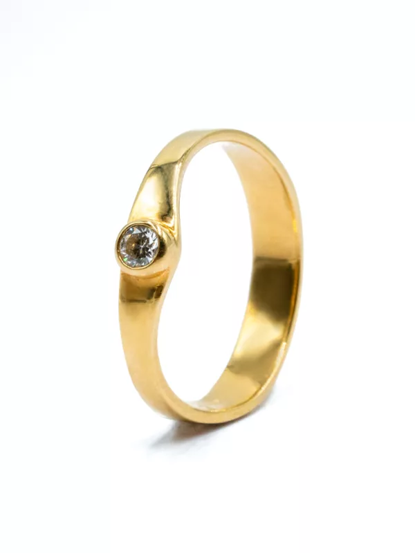 RING BEZEL SOLITAIRE YELLOW GOLD DIAMOND