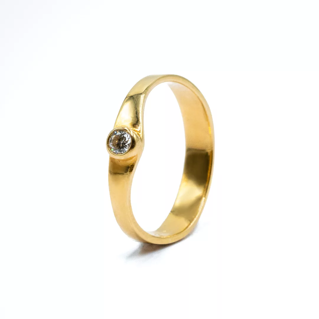 RING BEZEL SOLITAIRE YELLOW GOLD DIAMOND